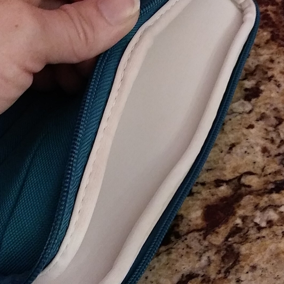 729 Belkin Universal Pleated Sleeve for 8in Tablet - Picture 6 of 6